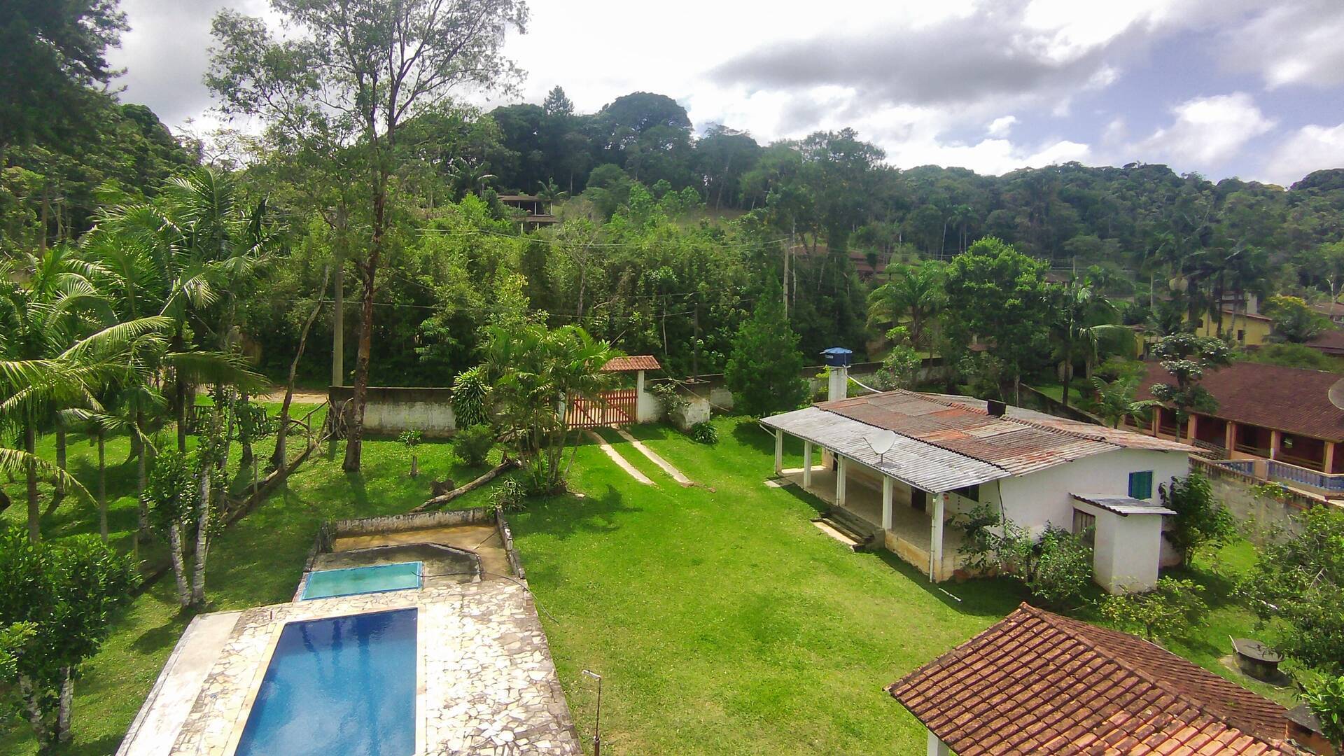Chácara à Venda em Juquitiba SP com 4.260 m2, casa, piscina e lago!