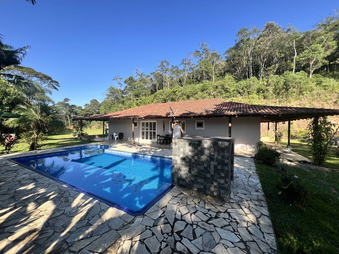 Sítio à Venda em Juquitiba SP com 21.801 m2, bela casa, piscina